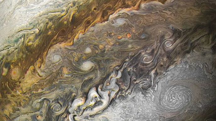 Sonda Juno opět fotila: Prohlédněte si nejnovější záběry Jupitera