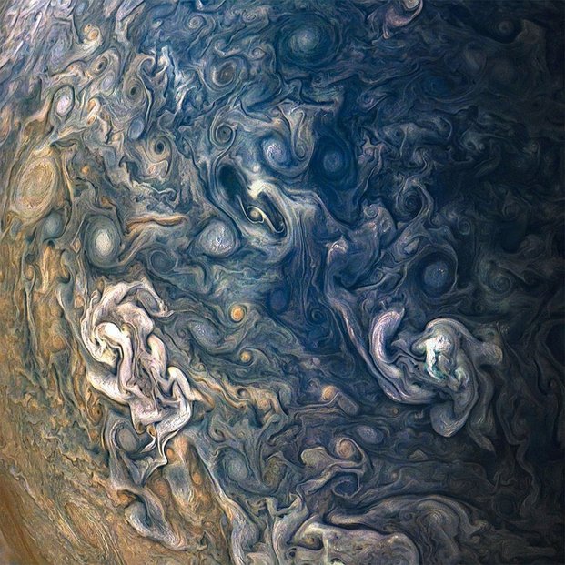 Sonda Juno pořídila další fantastické fotky Jupitera