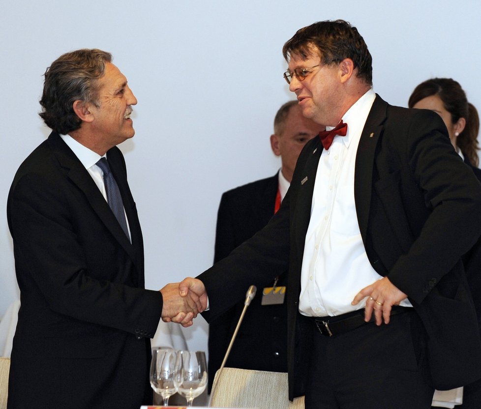 Juraj Chmiel jako ministr (vpravo) s motýlkem a španělským politikem Lopezem Garridem (1. 6. 2012)