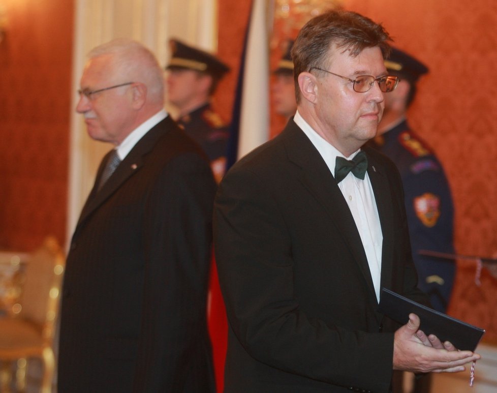 Chmiel při jmenování ministrem pro evropské záležitosti s prezidentem Klausem za zády (1. 6. 2012)