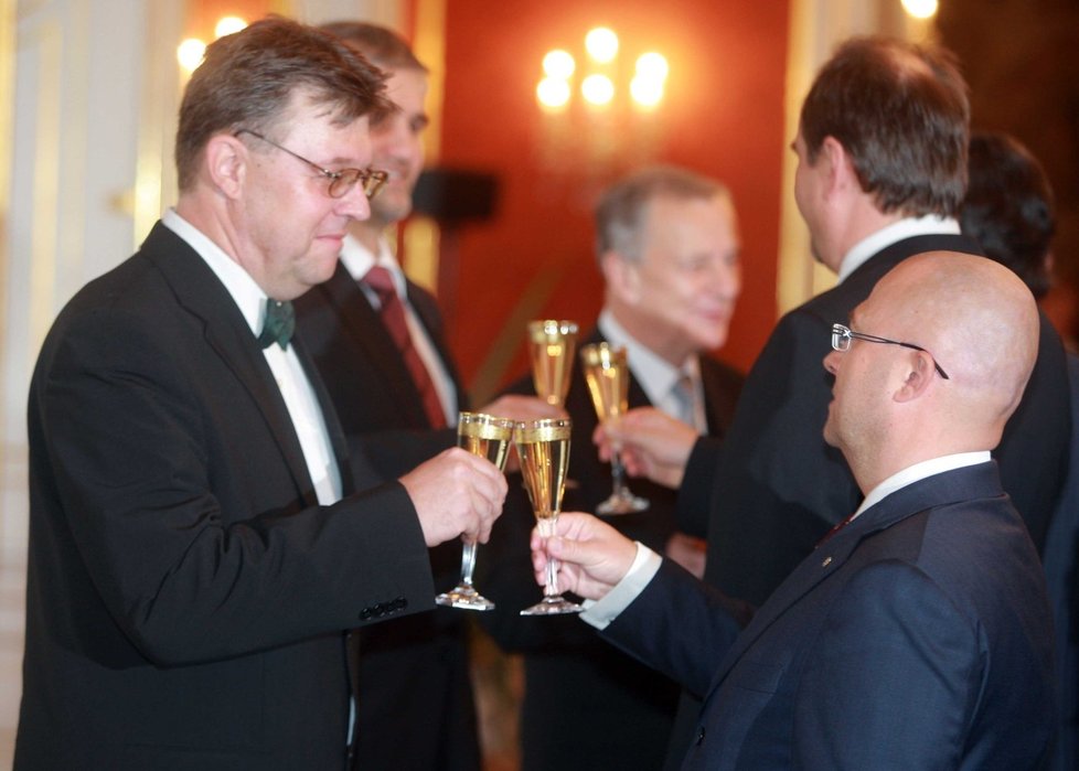 Chmiel (vlevo) při oslavě jmenování úřednické vlády Jana Fischera na Pražském Hradě (1. 6. 2012)