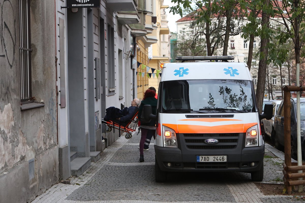 PRAHA-VINOHRADY, 9:49  Sanitka přivezla režiséra před vchod jeho bytu.