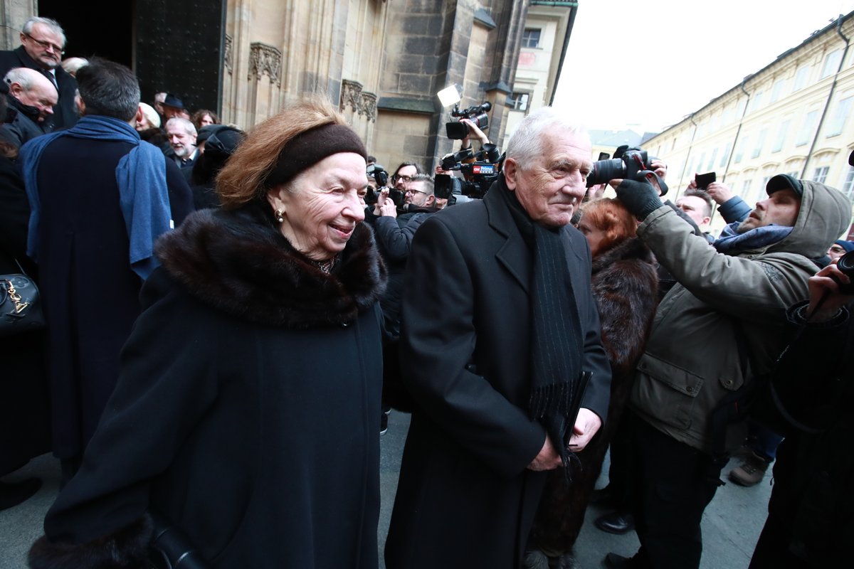 Pohřeb režiséra Juraje Jakubiska - Václav Klaus s manželkou