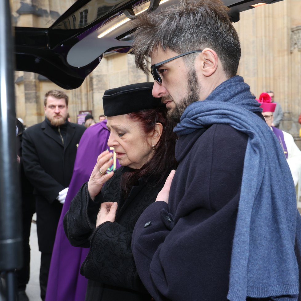 Pohřeb režiséra Juraje Jakubiska - vdova Deana a syn Jorik