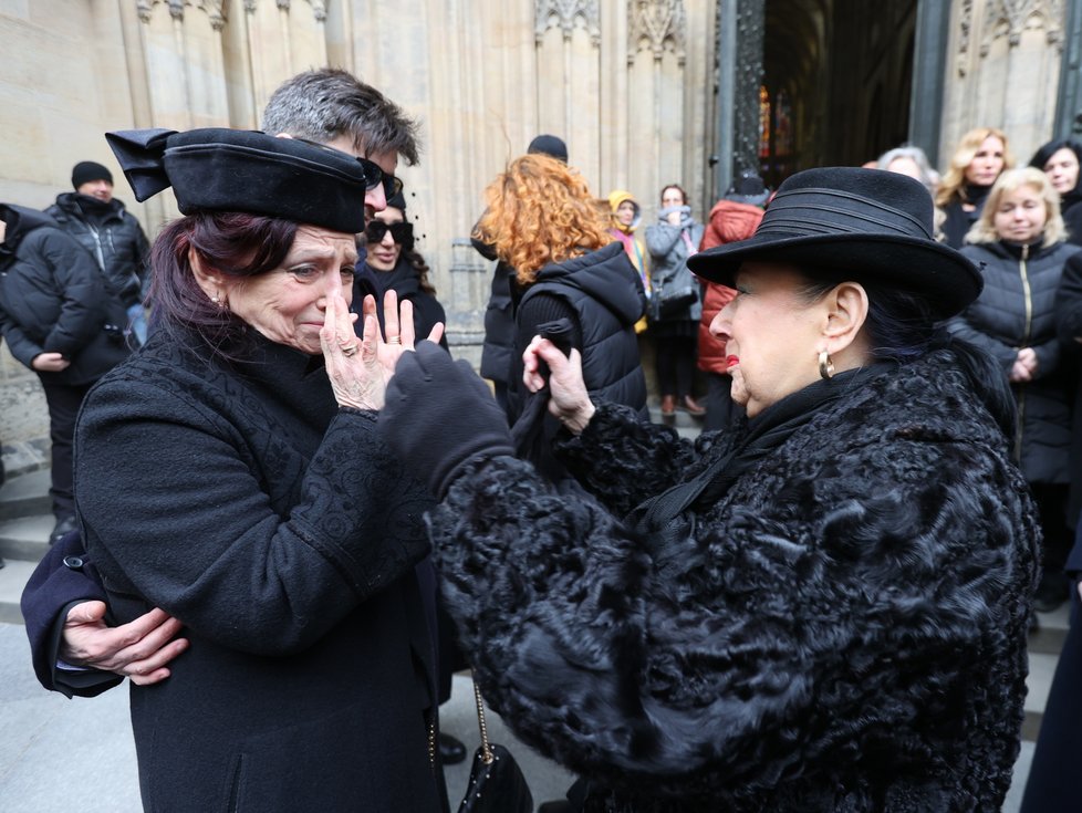 Pohřeb režiséra Juraje Jakubiska - vdova Deana a Giovanna Roklová