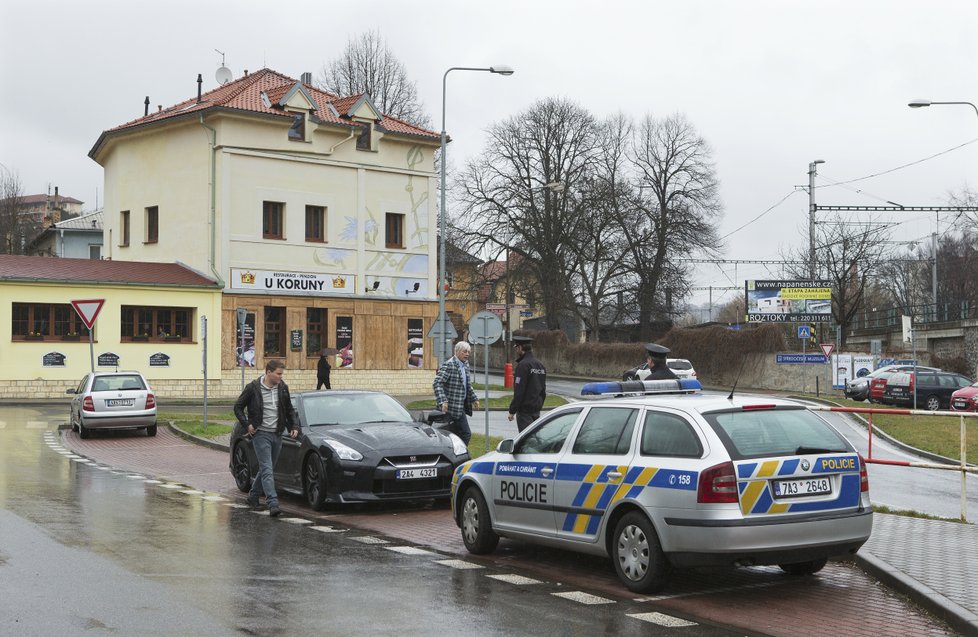 Štábu se při natáčení podařilo rozbít čelní sklo jednoho z aut.