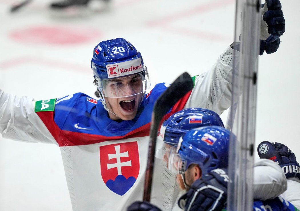 Juraj Slafkovský slaví slovenský gól v duelu s Dánskem