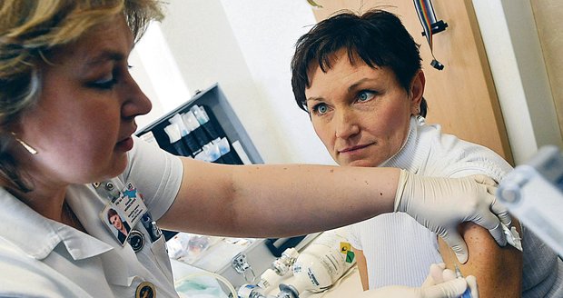 Ministryně Jurásková se nechala veřejně naočkovat, aby dokázala, že se vakcíny nebojí.