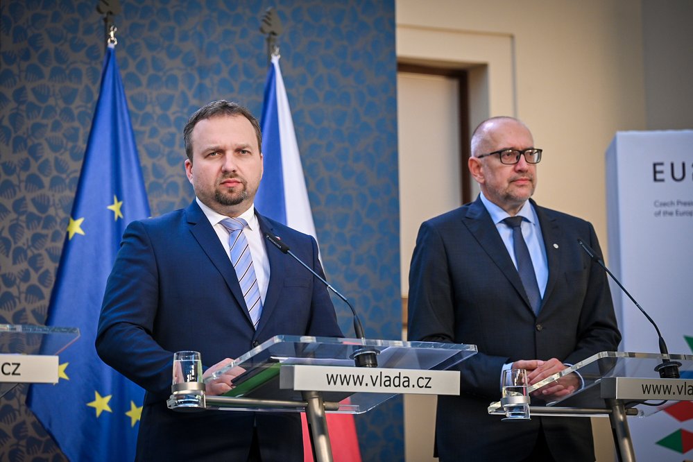 Ministr práce a sociálních věcí Marián Jurečka a ministr pro evropské záležitosti M. Bek po jednání vlády, 31. srpna 2022.