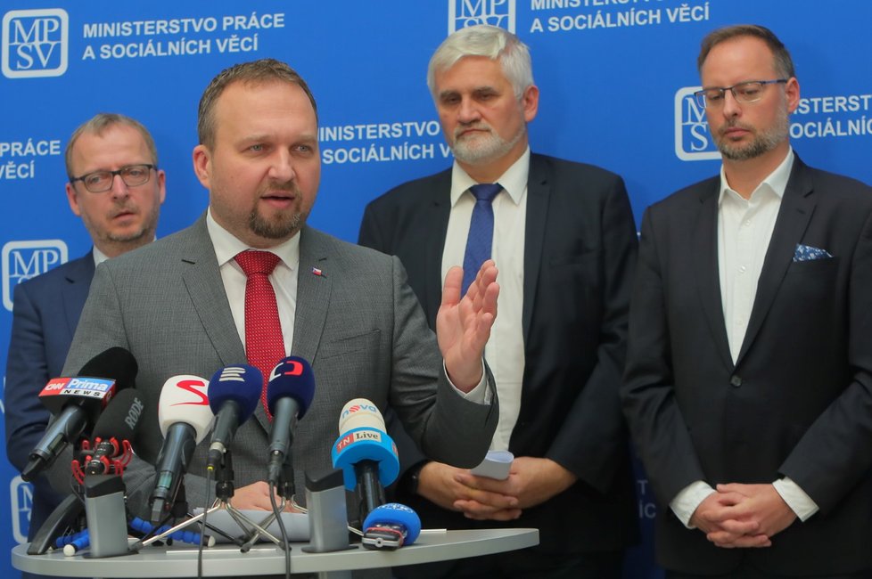 Ministr práce a sociálních věcí Marian Jurečka (KDU-ČSL) se zástupci dalších institucí představil kampaň zaměřenou na energetickou soběstačnost českých domácností