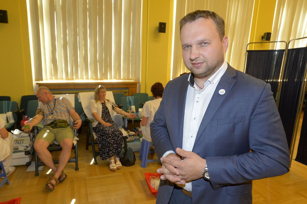 Ministr zemědělství Marián Jurečka zorganizoval ve svém úřadu odběr krve.