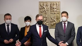 Lídři koaličních stran o nové vládě: Zleva Marian Jurečka, Markéta Pekarová Adamová, Petr Fiala, Vít Rakušan a Ivan Bartoš (13. 12. 2021)