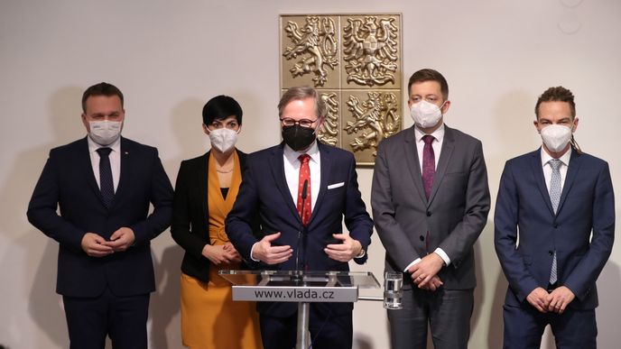 Lídři koaličních stran o nové vládě: Zleva Marian Jurečka, Markéta Pekarová Adamová, Petr Fiala, Vít Rakušan a Ivan Bartoš