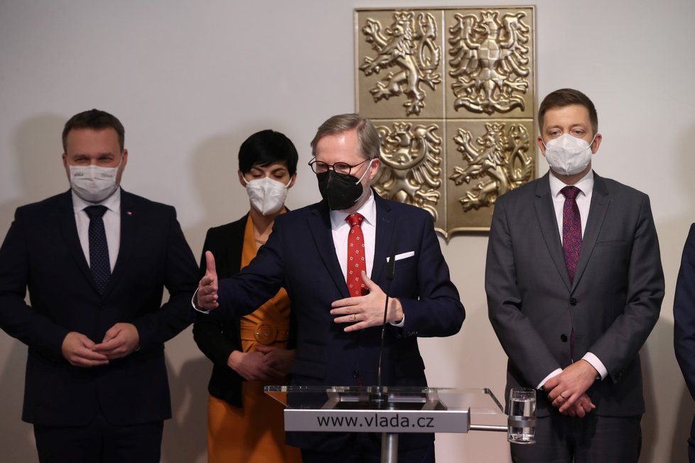 Lídři koaličních stran o nové vládě: Zleva Marian Jurečka, Markéta Pekarová Adamová, Petr Fiala, Vít Rakušan a Ivan Bartoš (13. 12. 2021)