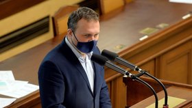 Předseda KDU-ČSL Marian Jurečka se na začátku svého projevu ve Sněmovně omluvil za pití piva na veřejnosti i přes zákaz kvůli vládním nařízením. (19. 11. 2020)