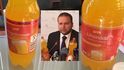 Ministr Marian Jurečka dál jde po nekvalitních potravinách, tentokrát ukázal na pomerančovou limonádu, ta je v Česku z jablečné šťávy