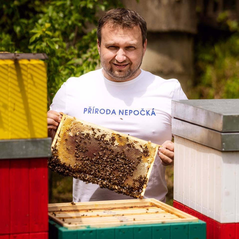 NA tričku má Jurečka také nápis &#34;Příroda nepočká&#34;