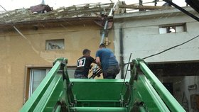 Záběry z traktoru Mariana Jurečky, který jako dobrovolník pomáhá s odklízením následků ničivého tornáda na Hodonínsku.