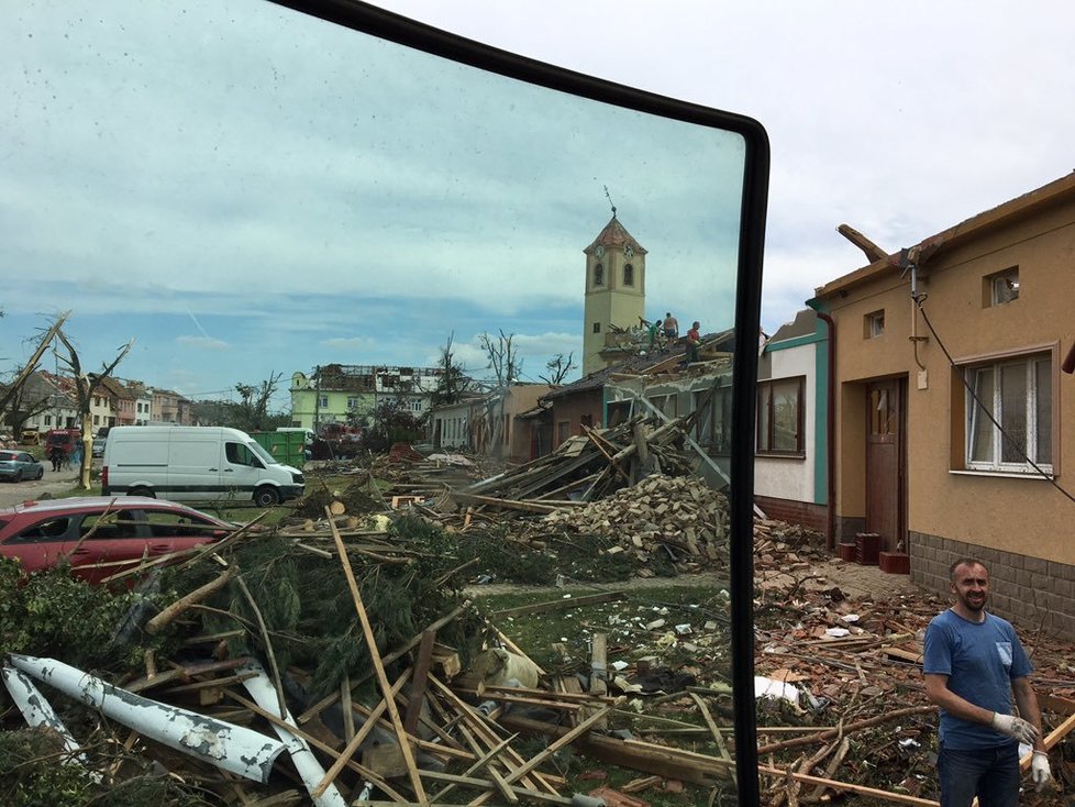 Záběry z traktoru Mariana Jurečky, který jako dobrovolník pomáhá s odklízením následků ničivého tornáda na Hodonínsku.