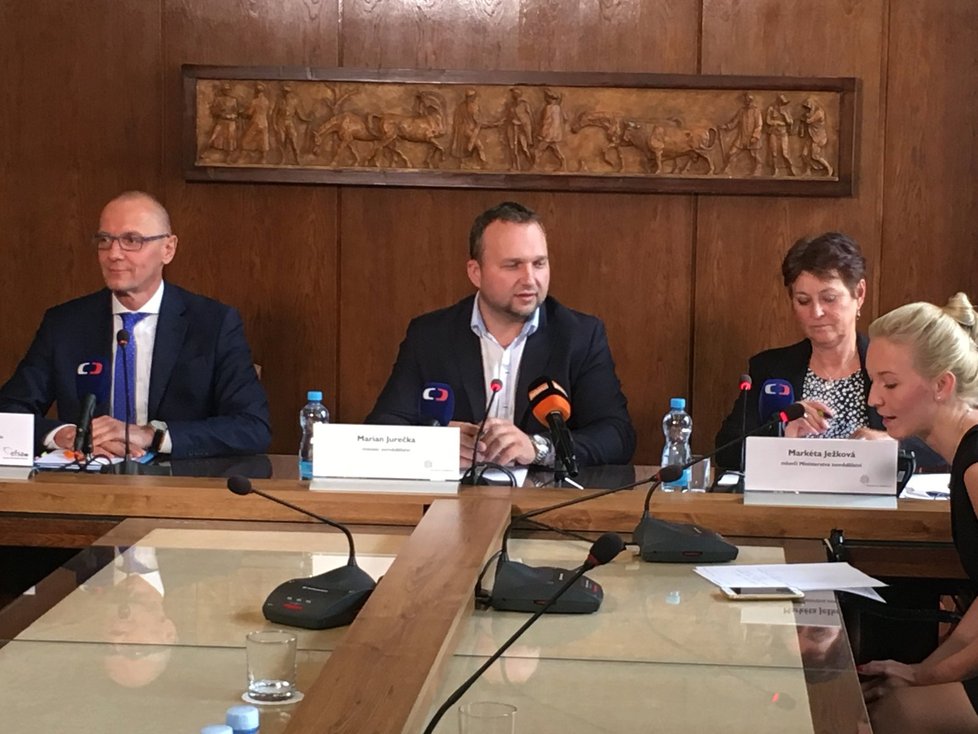 Tisková konference k jednání ministra zemědělství Mariana Jurečky (uprostřed) s Bernhardem Urlem z EFSA (vlevo)