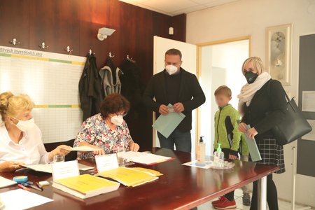 Volební místnost na obecním úřadě v Rokytnici na Přerovsku během voleb do Poslanecké sněmovny, kterou si s rodinou vybral pro hlasování předseda KDU-ČSL Marian Jurečka (8. 10. 2021)