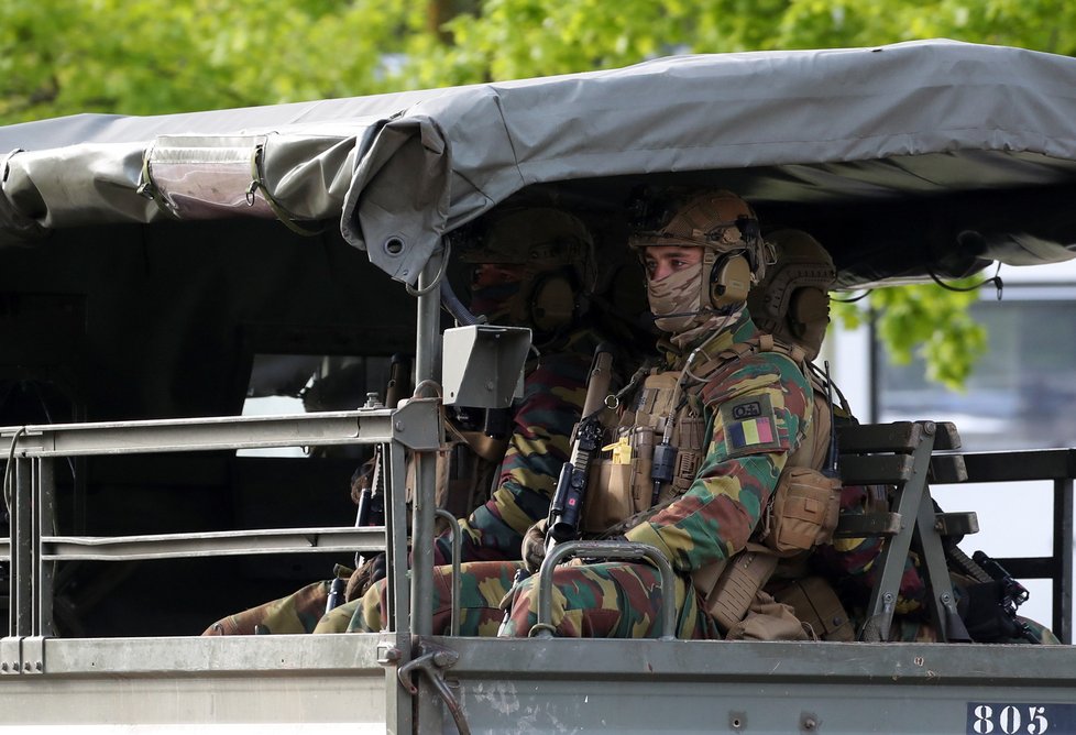 Desátník Jurgen Conings sloužil na misích v Jugoslávii nebo v Afghánistánu. Nyní se rozhodl bojovat na vlastní pěst s belgickou vládou.