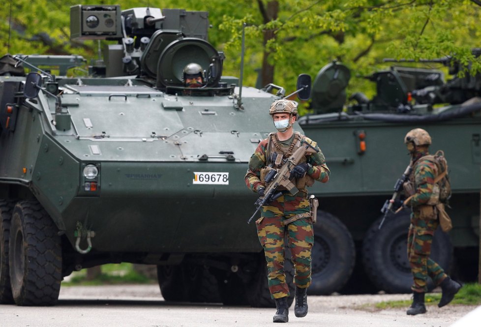 Po ozuby ozbrojený belgický elitní voják měl v patách policii i armádu.