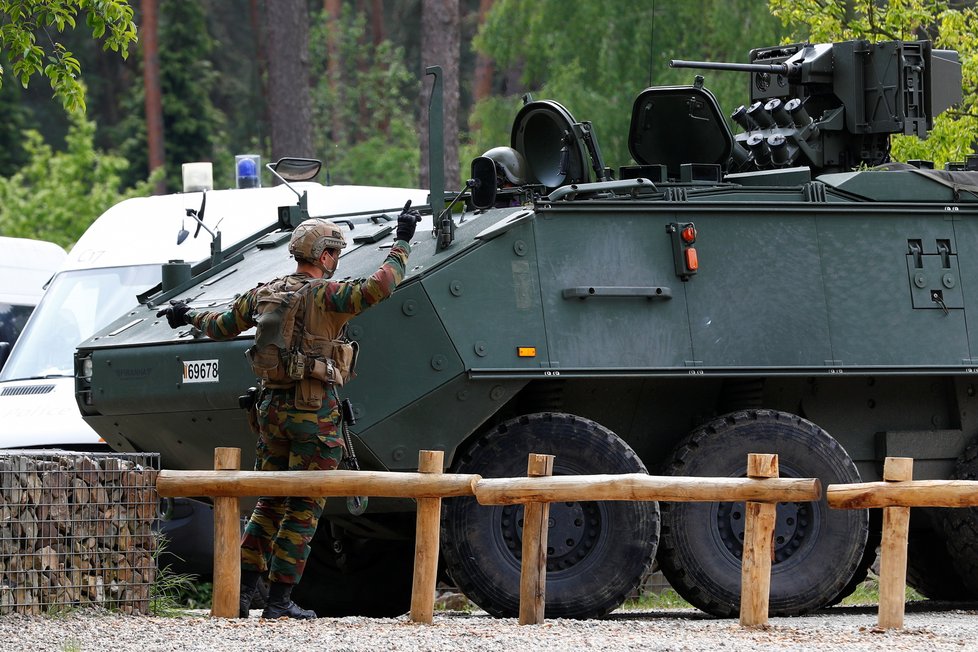 Po ozuby ozbrojený belgický elitní voják měl v patách policii i armádu.