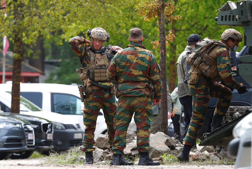 Po ozuby ozbrojený belgický elitní voják měl v patách policii i armádu.