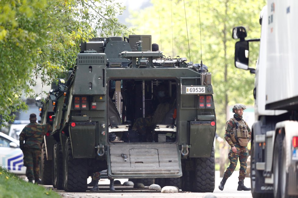 Po ozuby ozbrojený belgický elitní voják měl v patách policii i armádu.