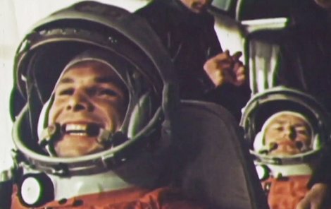 Jurij Gagarin a jeho náhradník German Titov nasedají ve skafandrech do autobusu, který míří k rampě. Raketa Vostok, v překladu „východ“ je už připravena.
