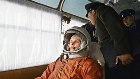 První kosmonaut ve speciálním autobuse. Na svém sedadle měl přípojku ke klimatizaci skafandru.