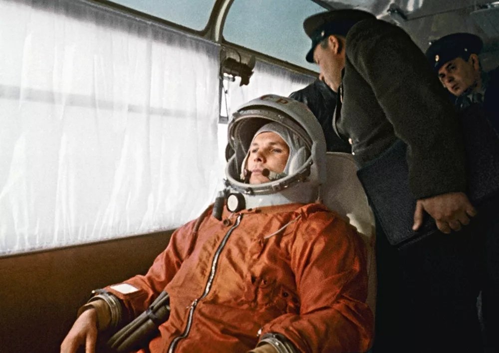 První kosmonaut ve speciálním autobuse. Na svém sedadle měl přípojku ke klimatizaci skafandru.