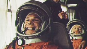 Jurij Gagarin a jeho náhradník German Titov nasedají ve skafandrech do autobusu, který míří k&nbsp;rampě. Raketa Vostok, v&nbsp;překladu „východ“ je už připravena.