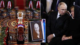 Vladimir Putin na pohřbu bývalého moskevského starosty Lužkova, který vedl město 18 let: Usedl vedle vdovy.
