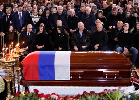 Vladimir Putin na pohřbu bývalého moskevského starosty usedle vedle vdovy, dříve jedné z nejbohatších Rusek Jeleny Baturinové
