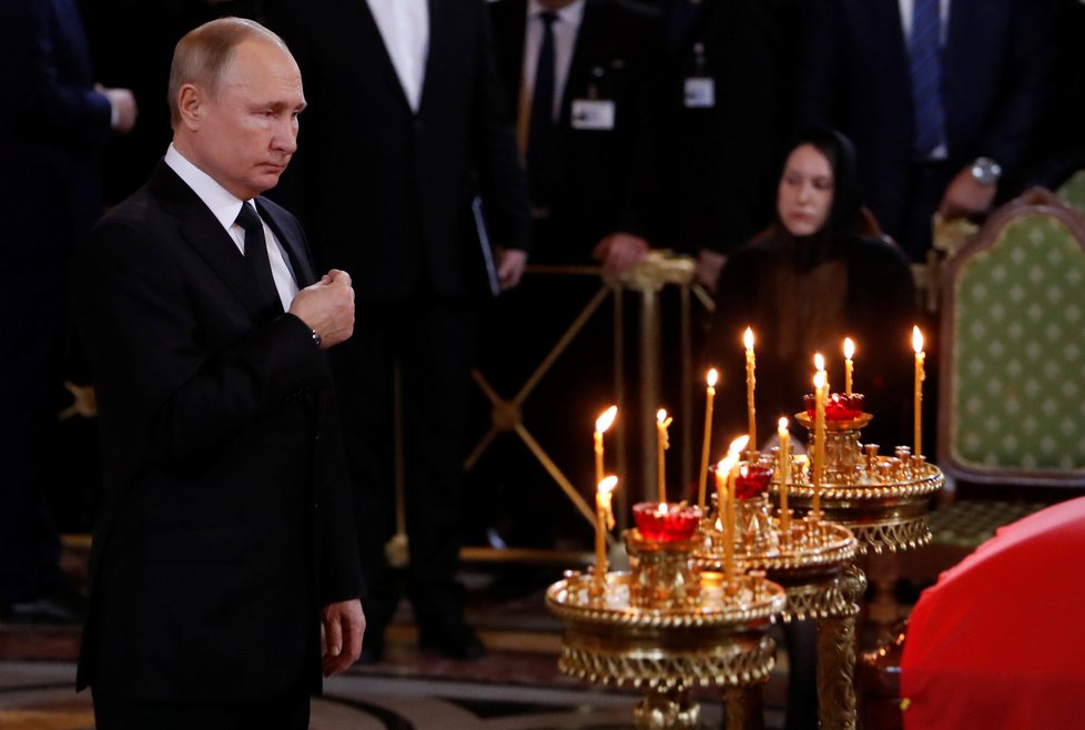 Vladimir Putin na pohřbu bývalého moskevského starosty