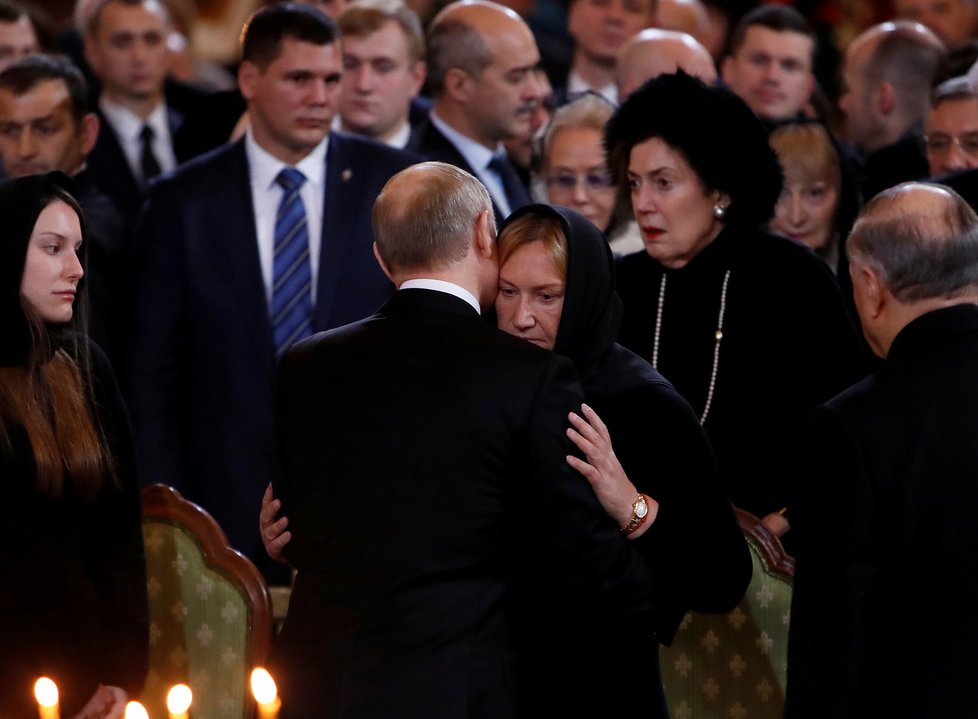 Jelena Baturinová, vdova po zesnulém starostovi Lužkovovi, na pohřbu: Kondolence od Putina