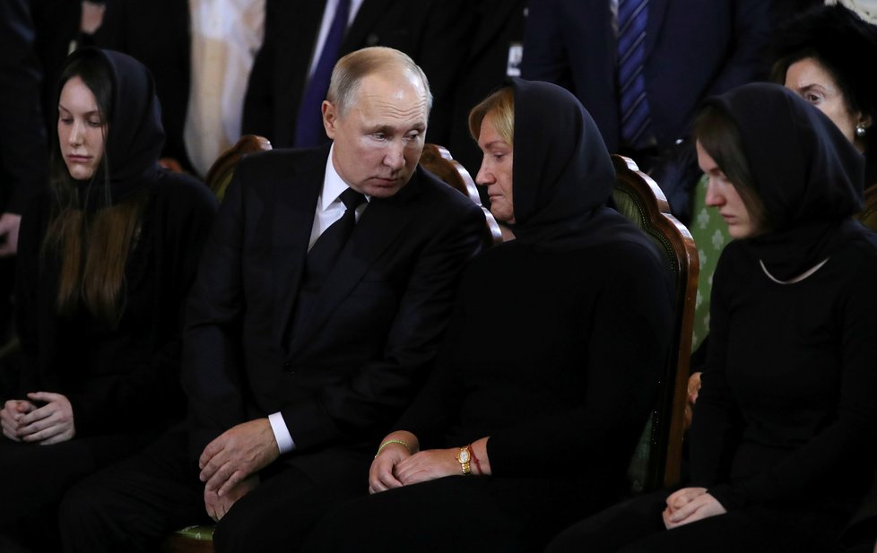Vladimir Putin na pohřbu bývalého moskevského starosty usedl vedle vdovy, dříve jedné z nejbohatších Rusek, Jeleny Baturinové.