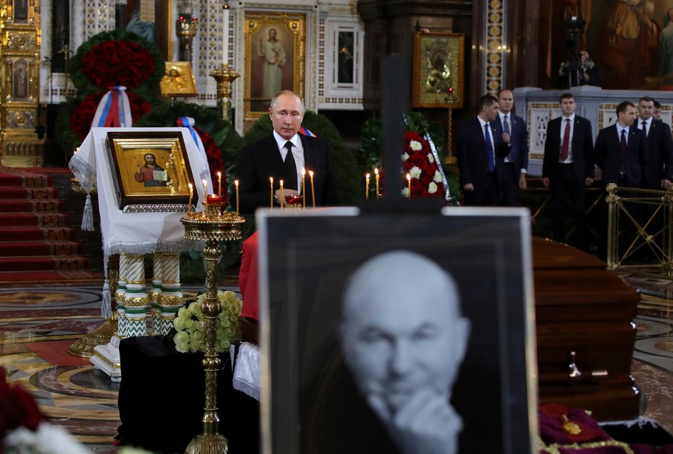 Vladimir Putin na pohřbu bývalého moskevského starosty