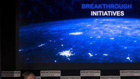 Fyzik Hawking na konferenci projektu Breakthrough Initiatives