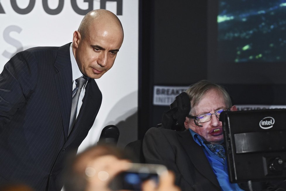 Ruský miliardář Jurij Milner se Stephenem Hawkingem