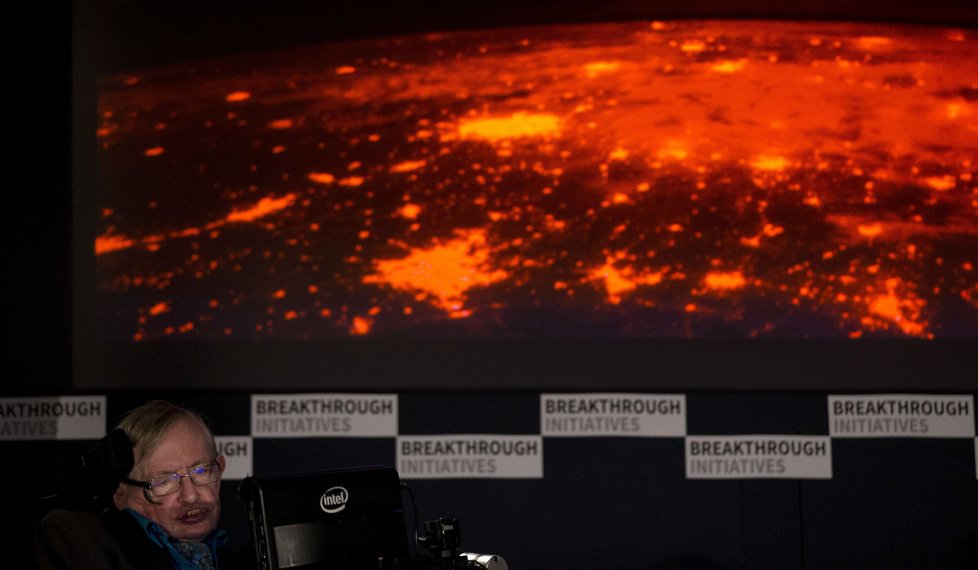 Stephen Hawking na konferenci projektu Breakthrough Initiatives