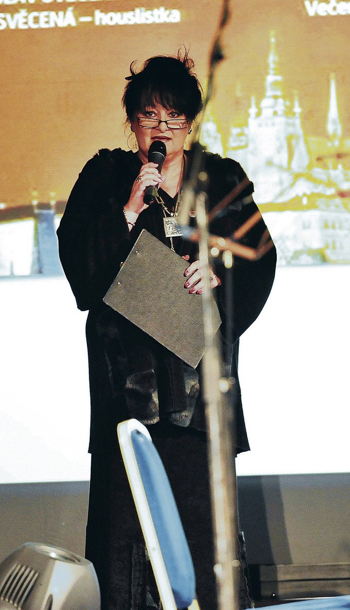 Eva Jurinová moderovala přehlídku návrhářky Marie Zelené.