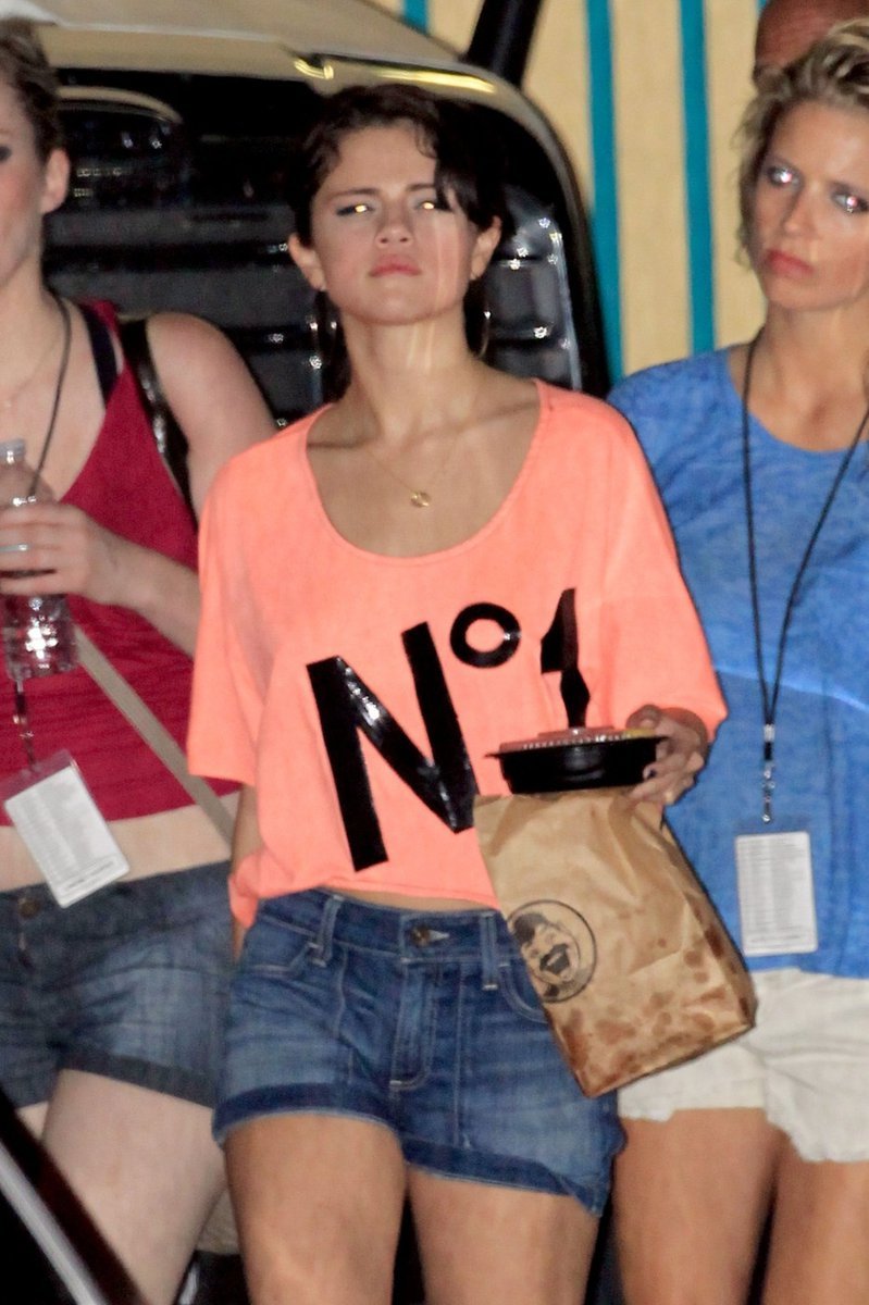 Selena si vzala tričko Number one, možná si to o sobě opravdu myslí