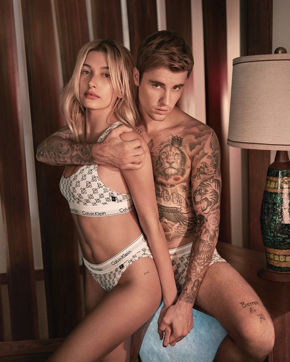 Jen co si světoznámý zpěvák Justin Bieber (25) vzal za ženu modelku Hailey Baldwinovou (22), pozvali své fanoušky na Instagramu na prohlídku jejich domu v Beverly Hills.