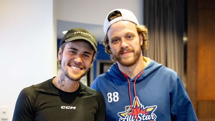 Hokejista David Pastrňák s pěveckou superstar Justinem Bieberem