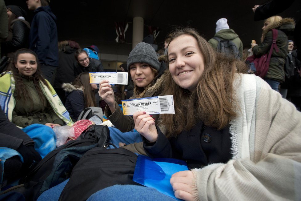 Davy fanynek čekaly 12. listopadu odpoledne u pražské O2 areny na koncert kanadského popového zpěváka Justina Biebera.