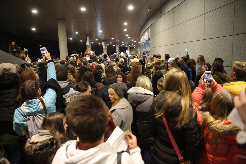 Tisíce fanoušků čekaly až se konečně otevře vstup do O2 areny.