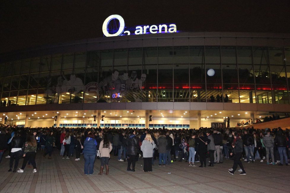 Tisíce fanoušků čekaly až se konečně otevře vstup do O2 areny.